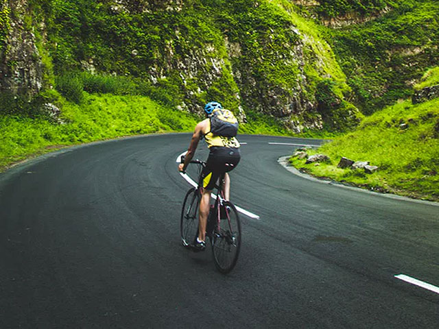 山道を下る自転車