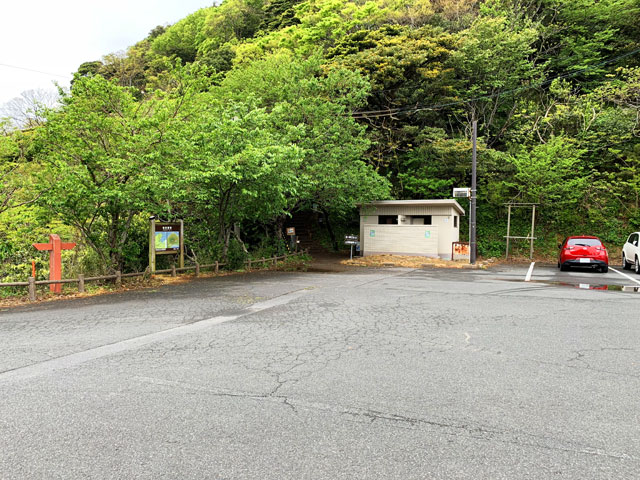 駐車場から遊歩道へ