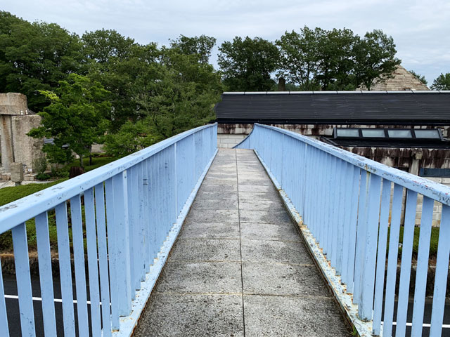 博石館　歩道橋