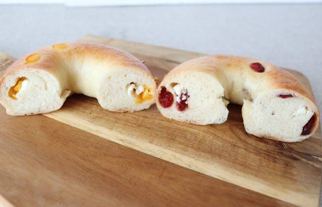 ベーグル屋　ここのわ　クランベリークリームチーズ