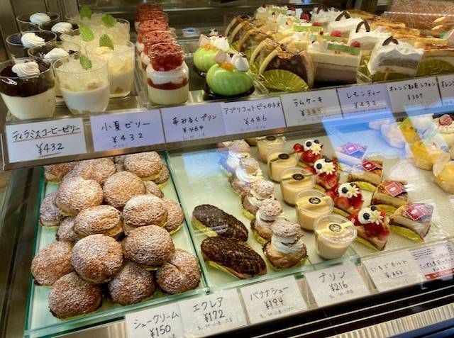 菓子工房　ケイクデボア　店内ショーケース