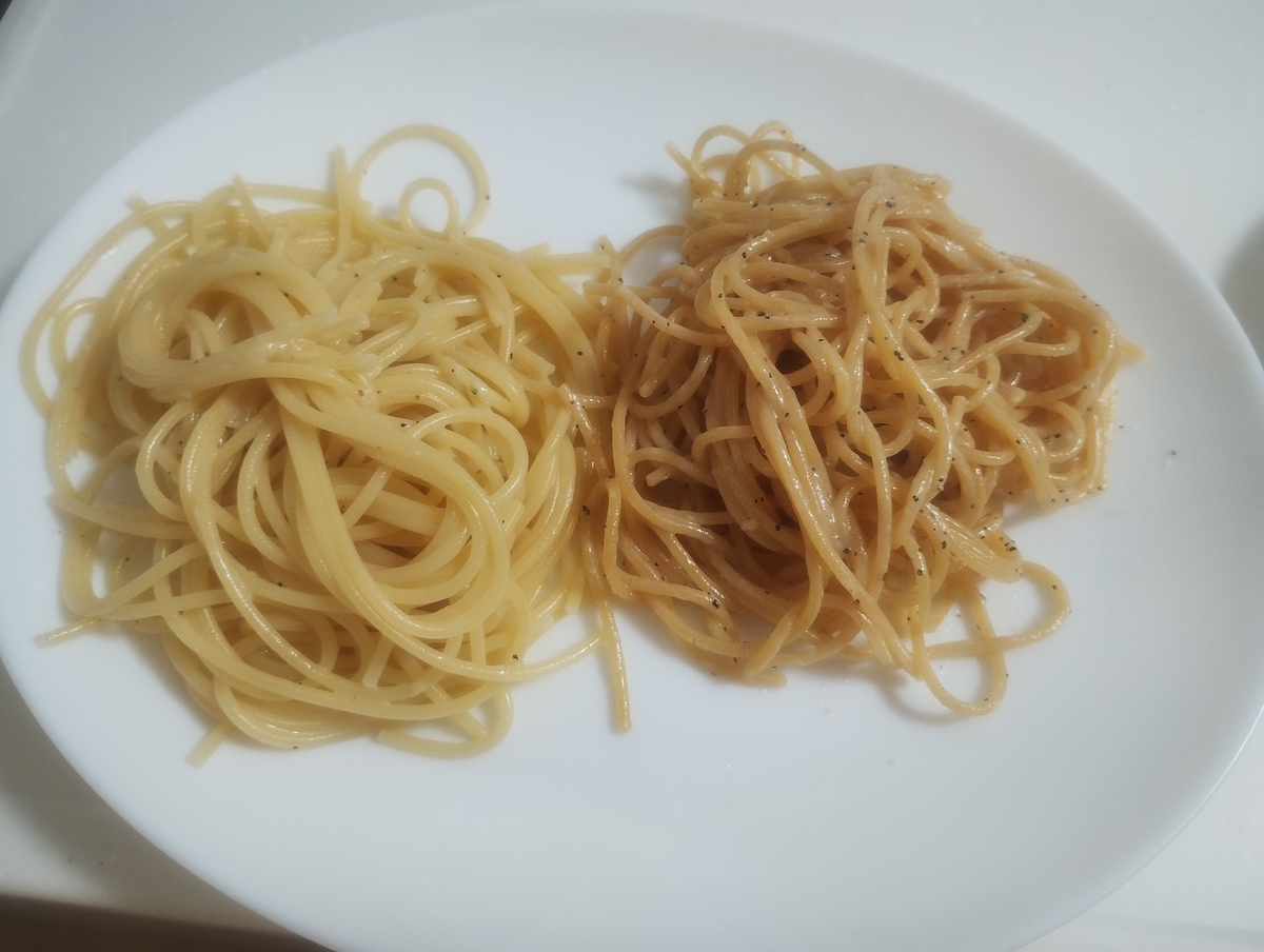 茹でたパスタとゼンブヌードルに「柚子胡椒カチョエペペ」のソースを絡めた状態
