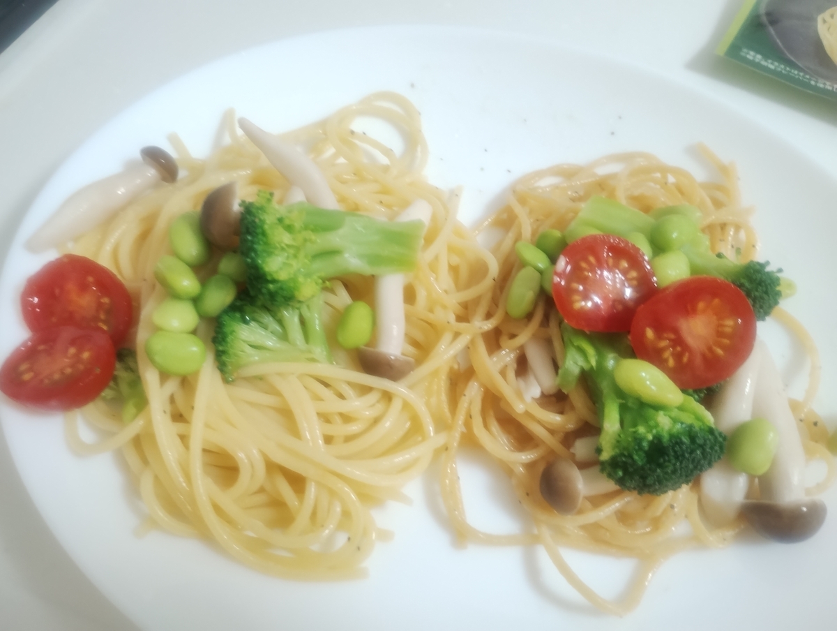 スパゲッティとゼンブヌードルで作った柚子胡椒カチョエペペ。枝豆としめじを添えて
