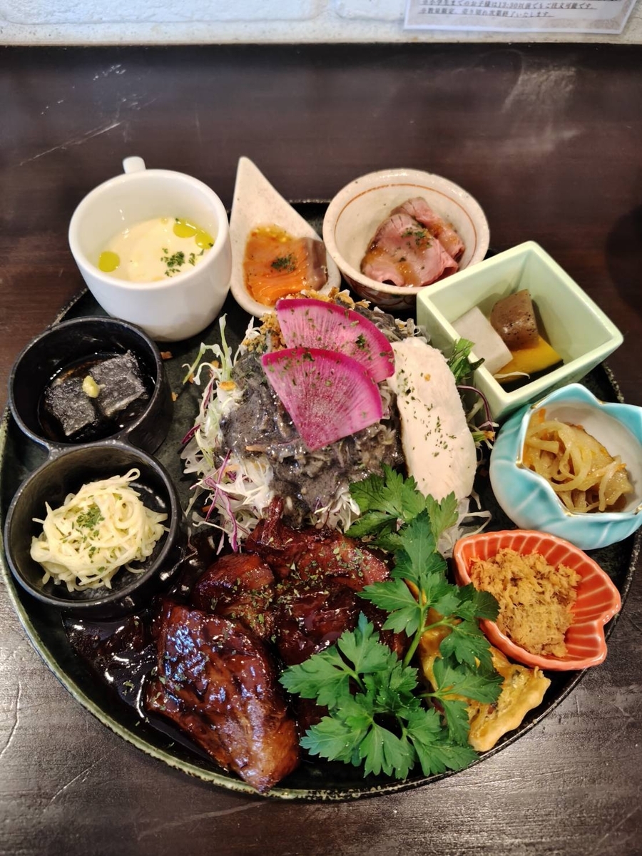 ゆるりカフェの肉のランチの写真