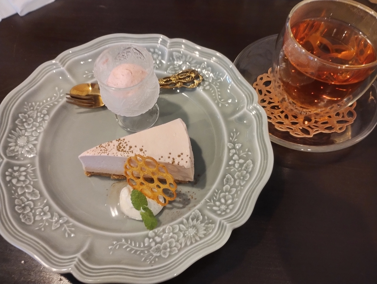 桃のチーズケーキとハーブティーの写真