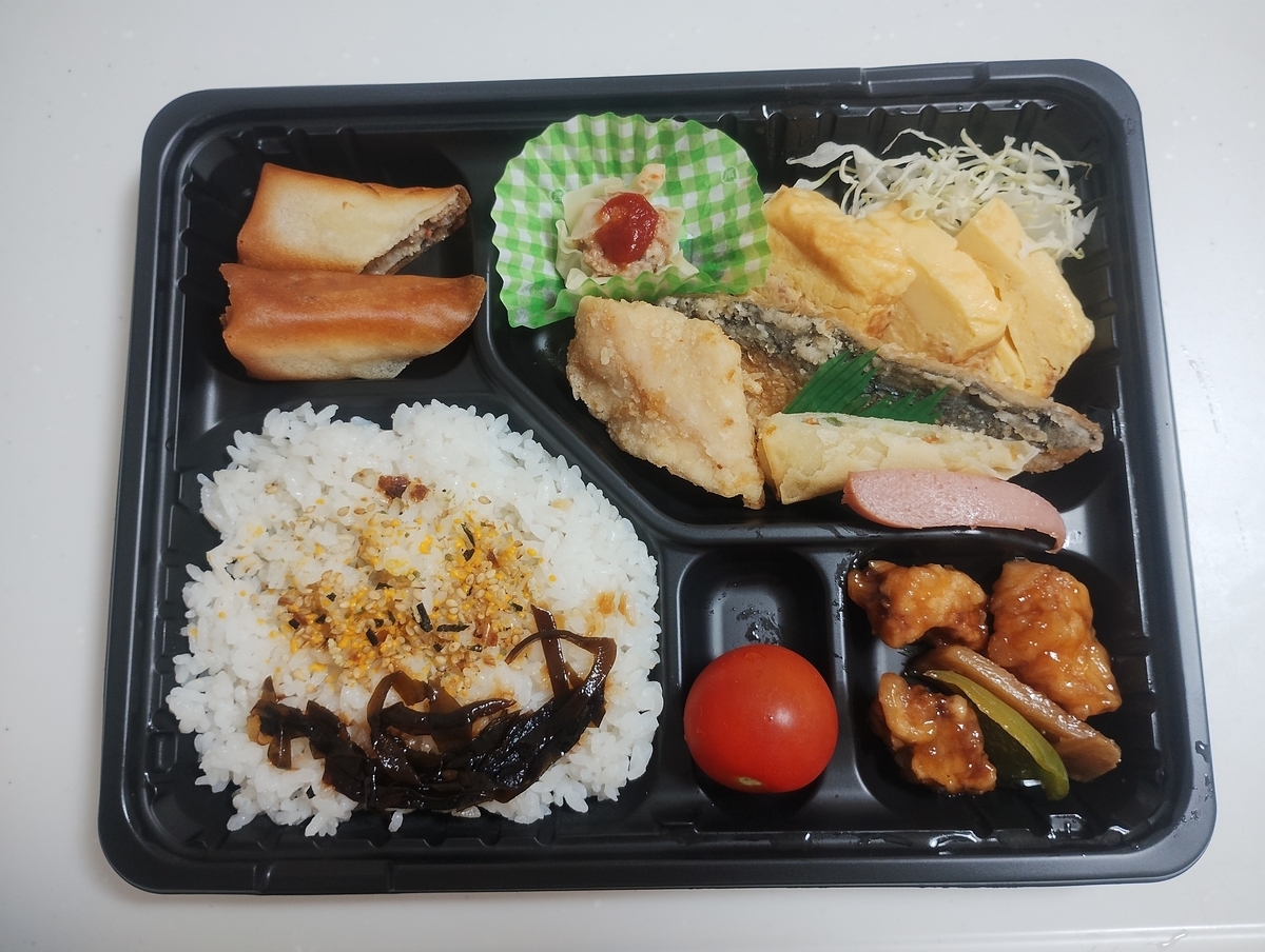 春巻、酢豚が入ったお惣菜弁当の写真。