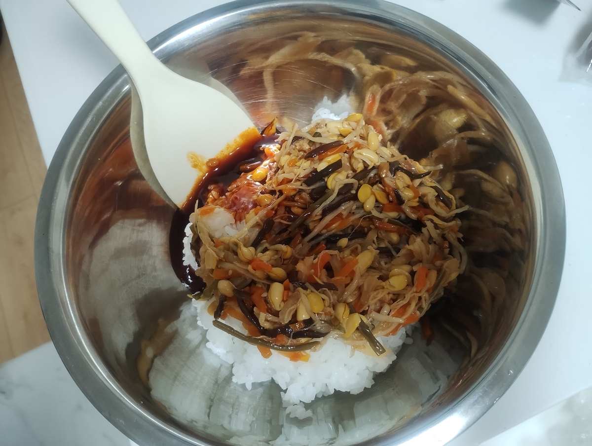 カルディのビビンバの素とご飯を混ぜている写真