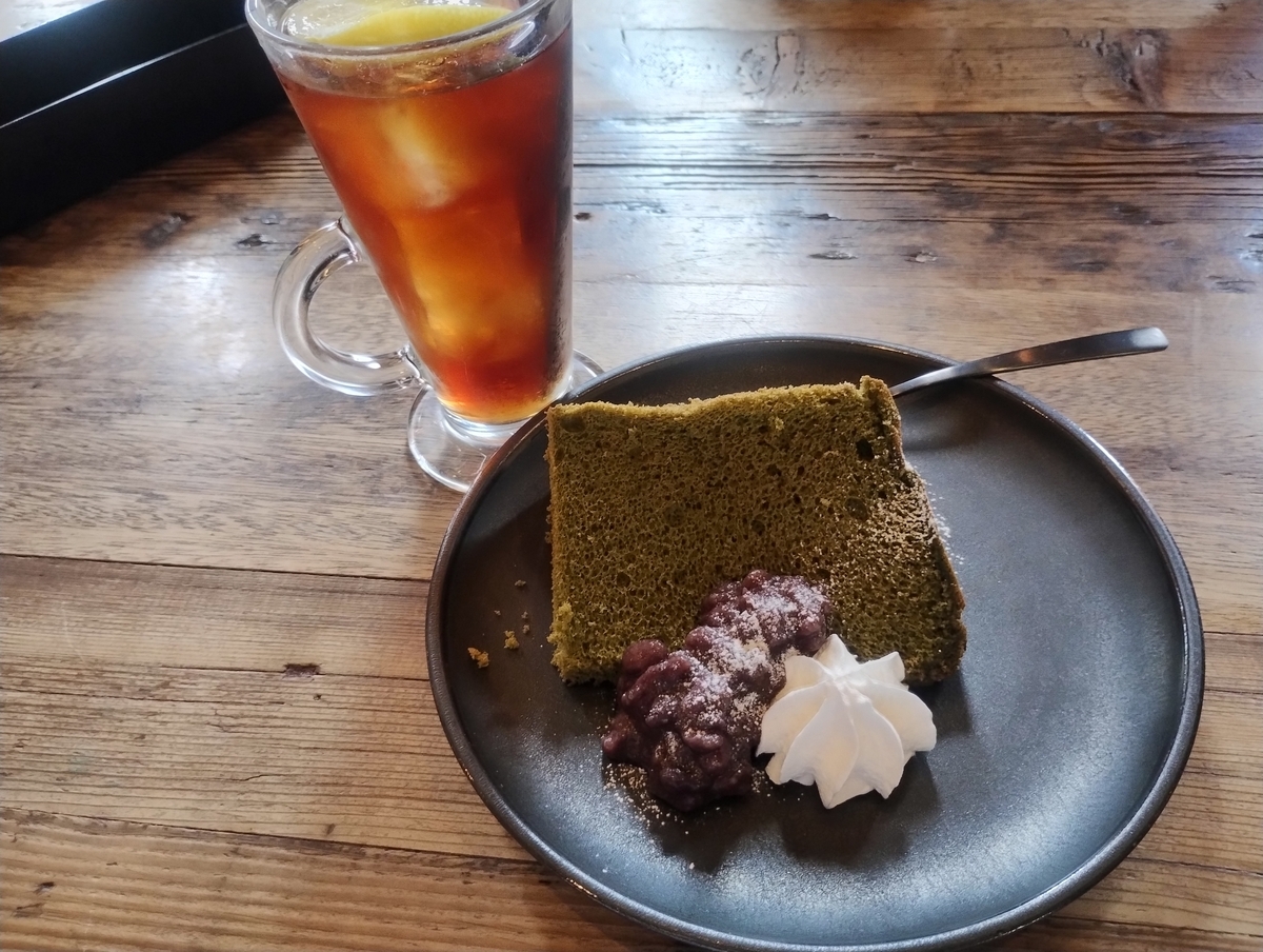 抹茶のシフォンケーキとアイスレモンティーの写真