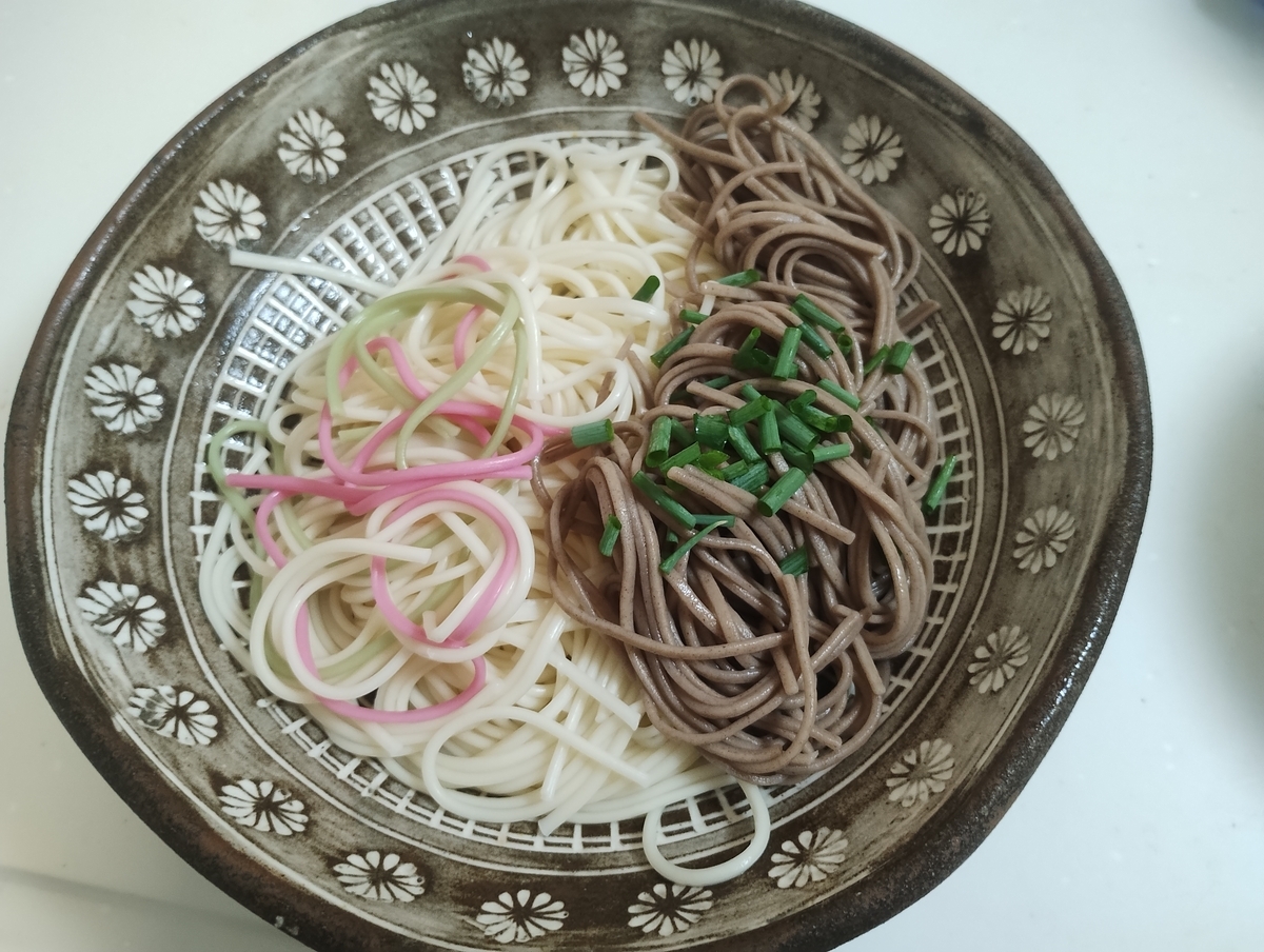 そうめんと蕎麦の合い盛りの写真