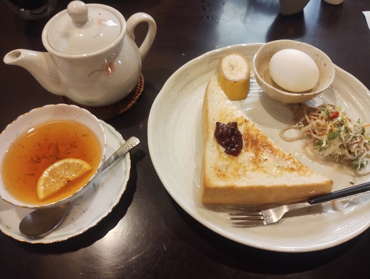 ホットレモンティーと紅茶のポットとおぐらトーストモーニング