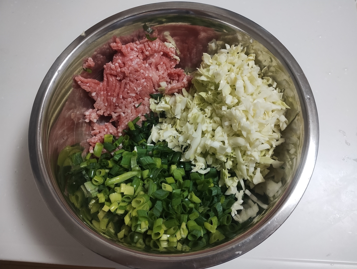 豚ひき肉、きゃべつのみじん切り、ネギのみじん切りとしょうがの写真