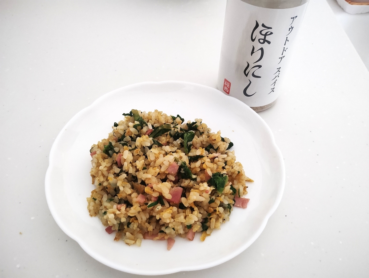 家庭菜園のレタス・大葉・ネギを使ったチャーハン。ハムと卵を加え、アウトドアスパイス『ほりにし』で味付けした一皿。白い皿に盛り付けられ、奥にスパイスの容器が置かれている。