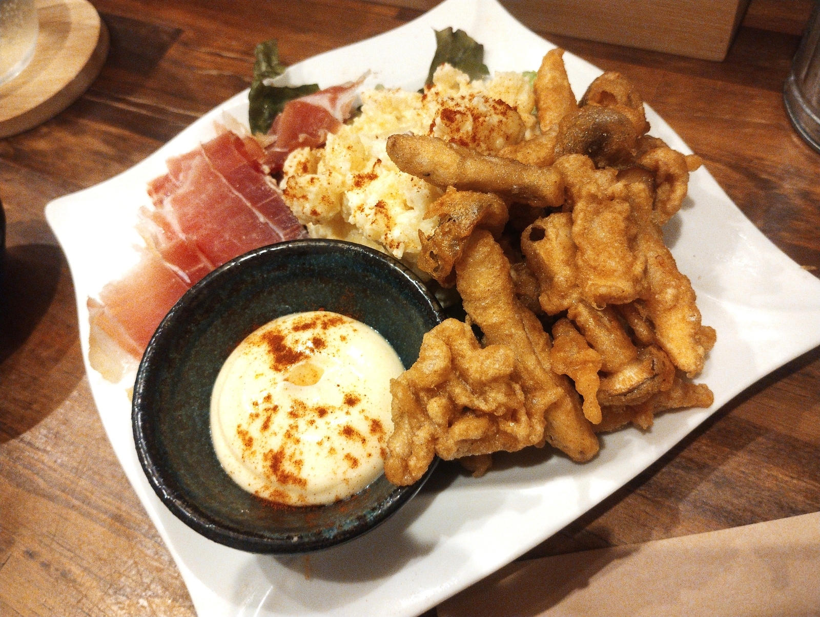 生ハム、ポテトサラダ、きのこのフリットが盛られた前菜プレート