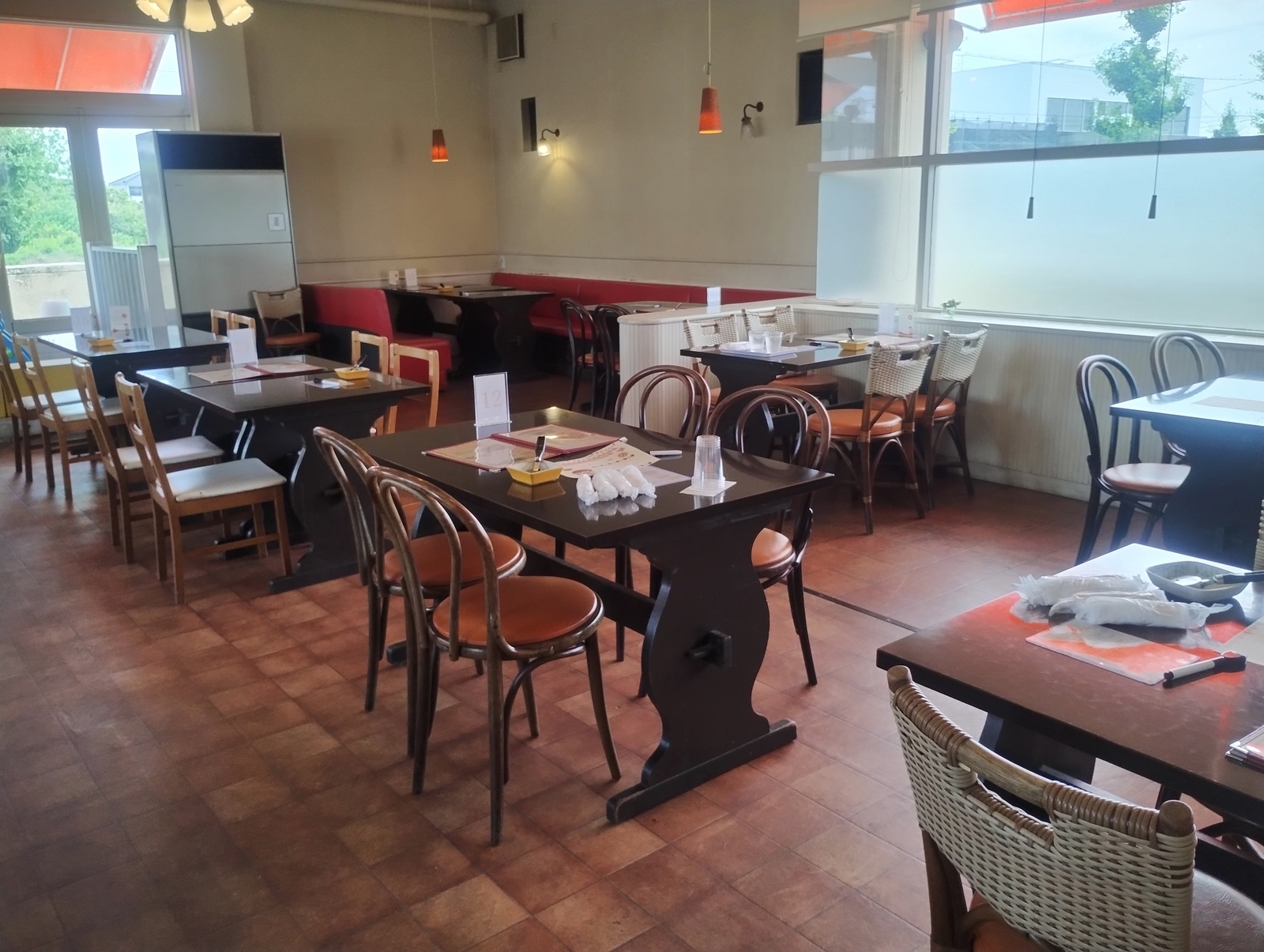 ユコーネの店内。テーブル席とキッズスペースがあり、明るい窓から光が差し込む。