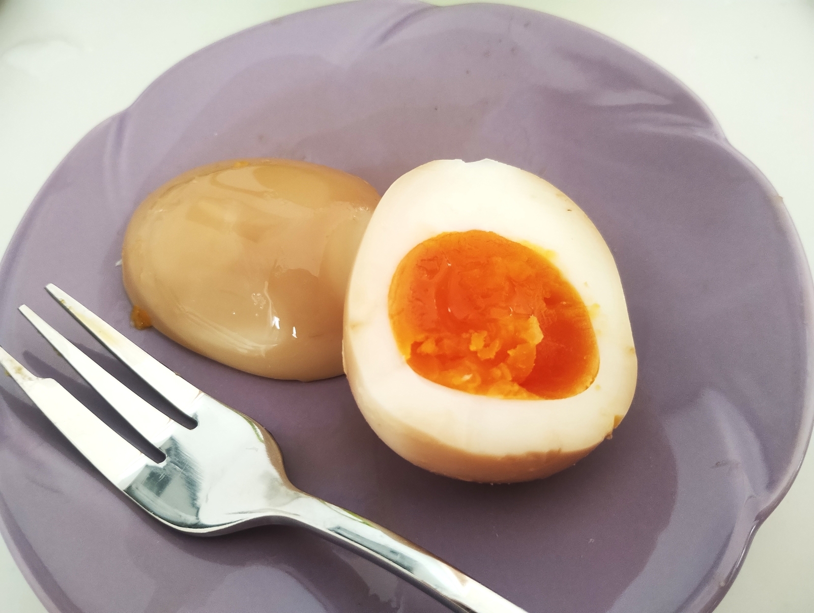 半分に切った味玉を皿に盛りつけたところ。黄身はしっとりしたオレンジ色。