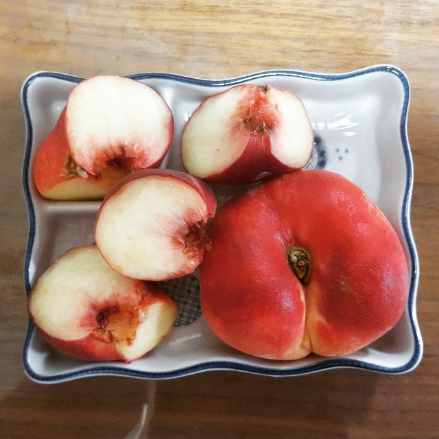 蟠桃 フラットピーチ を食べてみた ベランダ植物園 東京の下町から 蟠桃 フラットピーチ を食べてみた ベランダ植物園 東京の下町から