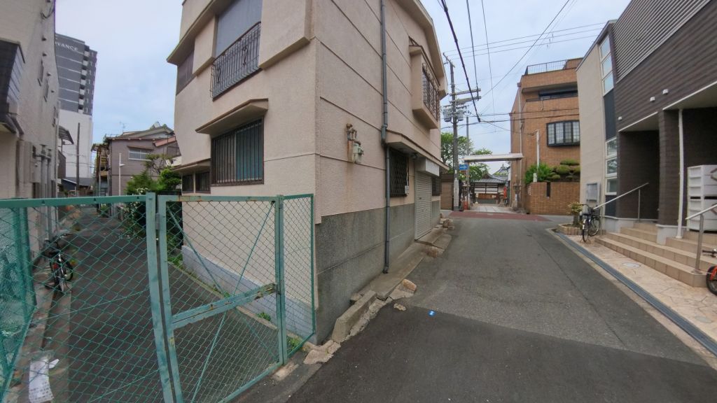 水路跡付近から見た暗越奈良街道、熊野大神宮