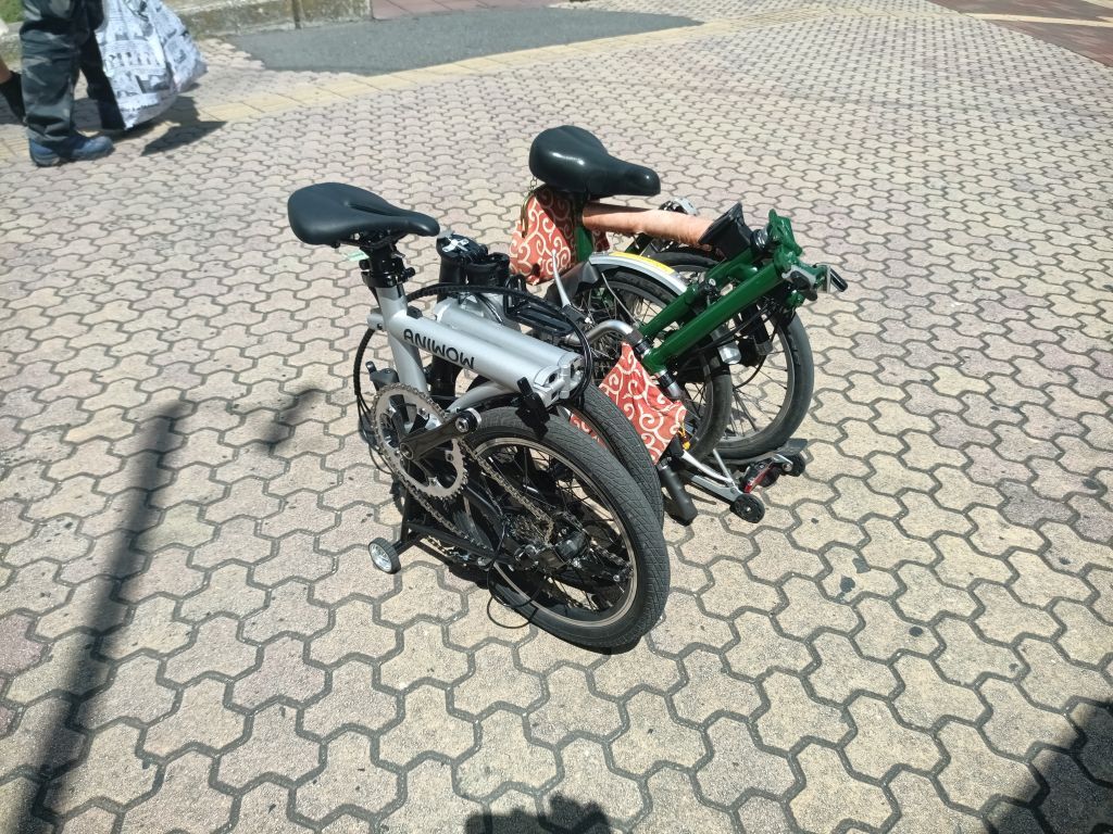 三国ヶ丘駅前にて、折り畳み自転車揃い踏み