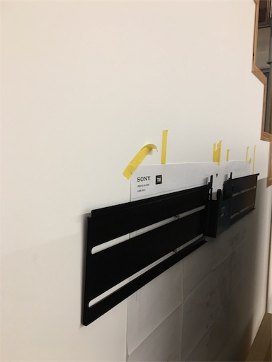 テレビの壁掛けの用意と箱階段の下の階段下収納 Kitispace 固定概念にとらわれないシンプルで楽しい居心地の良い空間の作り方