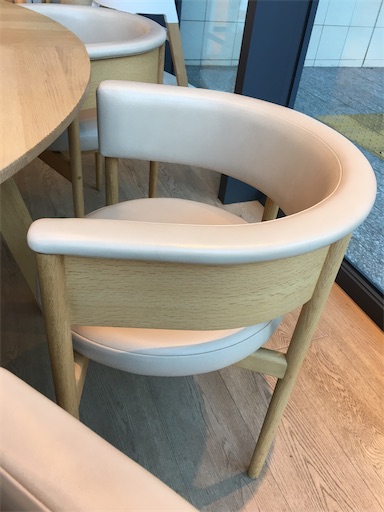 カリモクケーススタディの椅子に座ってみたくてブルーボトル