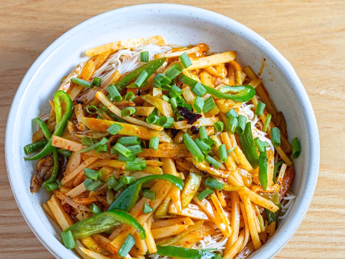 野菜をガッツリ食べられる中華メシ「地三鮮」のそうめんアレンジで胃袋も夏も制したい