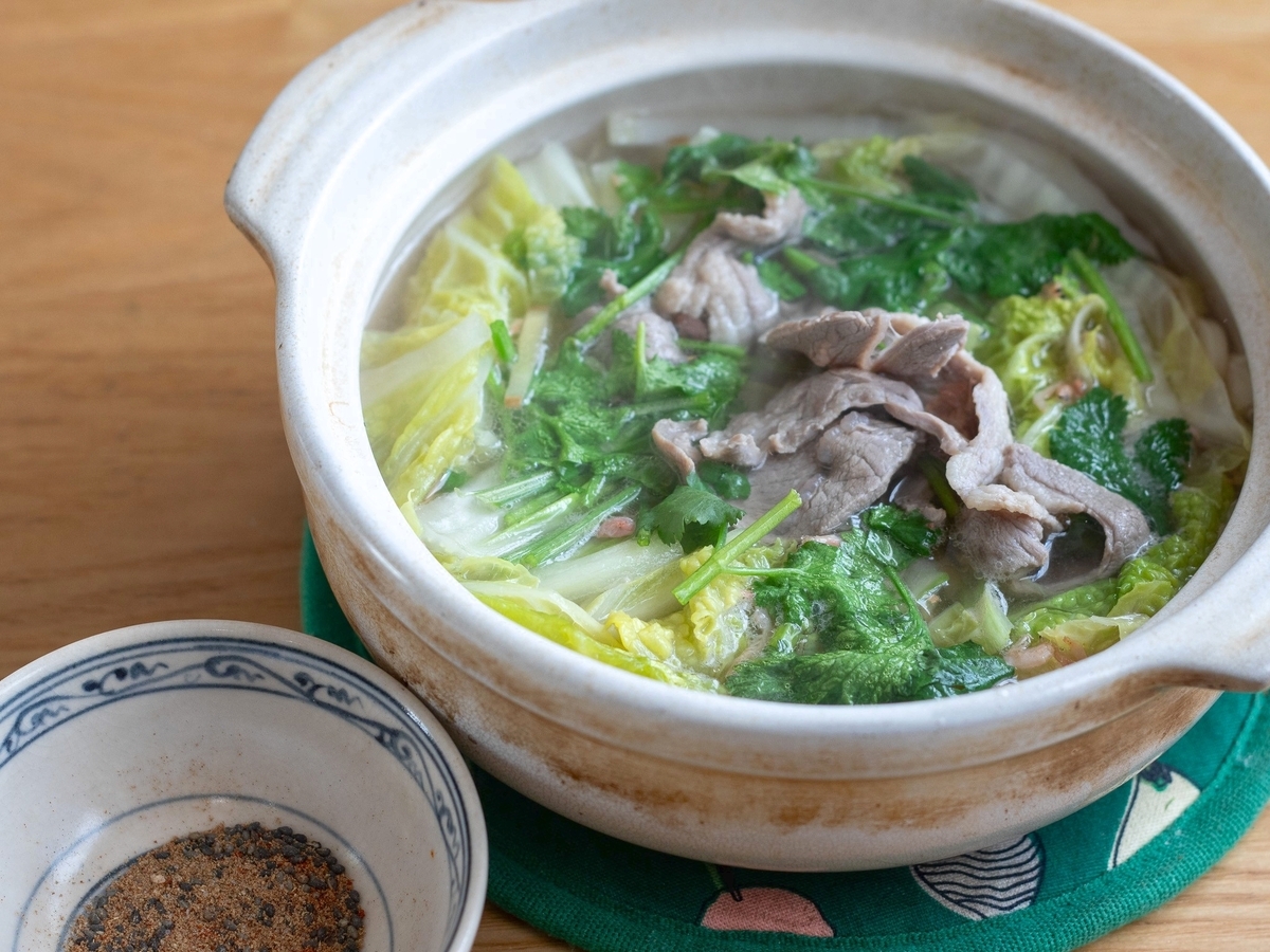 白菜×ラム切り落としで「羊肉湯」風の超簡単1人鍋。クミン塩をつけて食べるとクセになる