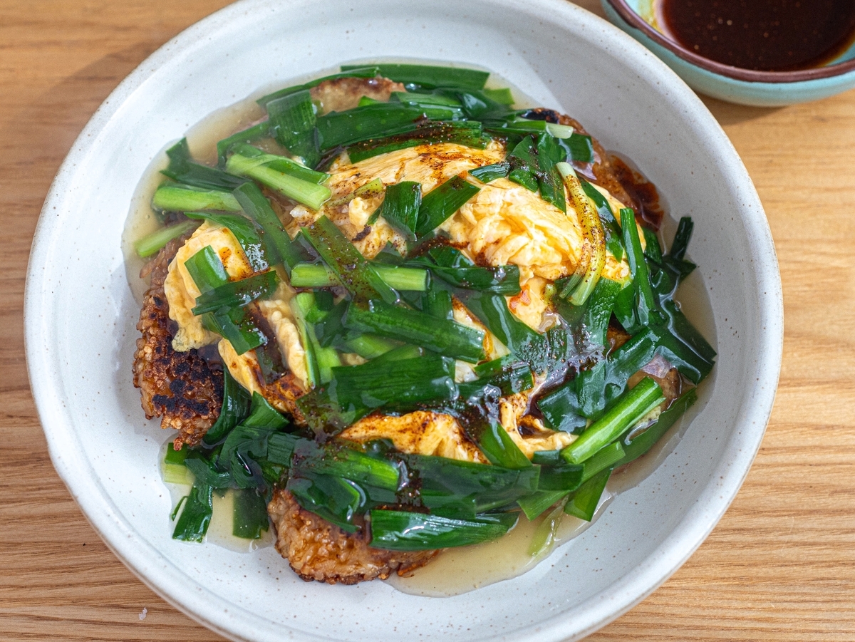 冷凍焼きおにぎり、とことんカリカリに焼くと「中華おこげ」みたい。ニラ玉あんと花椒ラー油がやたら合う