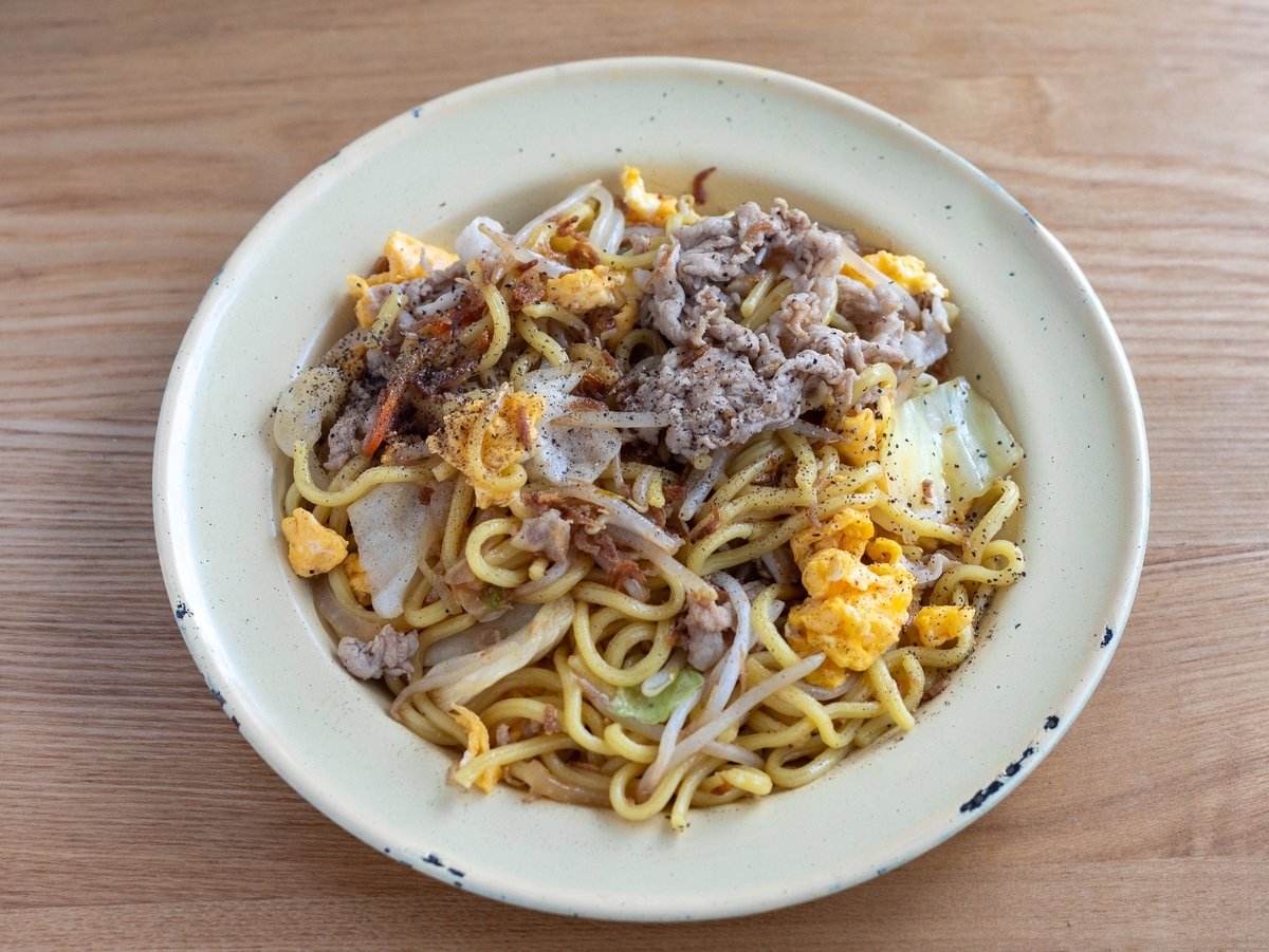 包丁いらずでシンガポール屋台メシ風「ホッケンミー風 えび豚焼きそば」干しえびのうま味が強すぎる