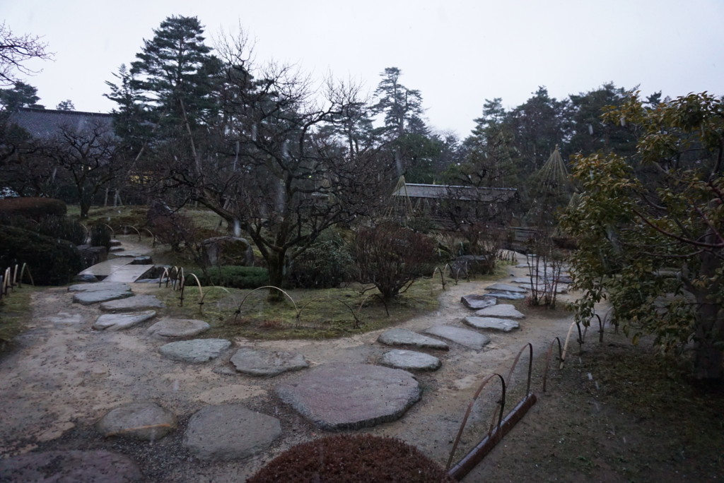 兼六園の石の道