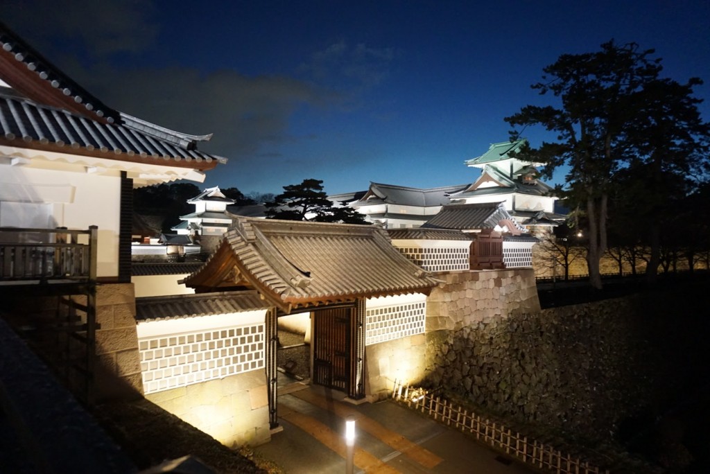 夜の金沢城城門
