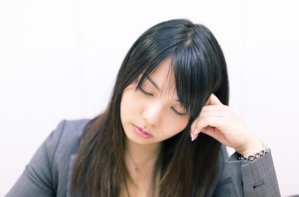 眠気を催している女性 眠気を催している女性