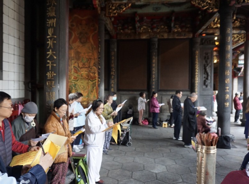 龍山寺を参拝する人々