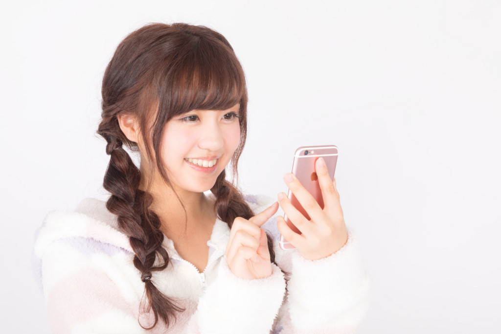 遺伝子検査の結果をスマホで確認する女性