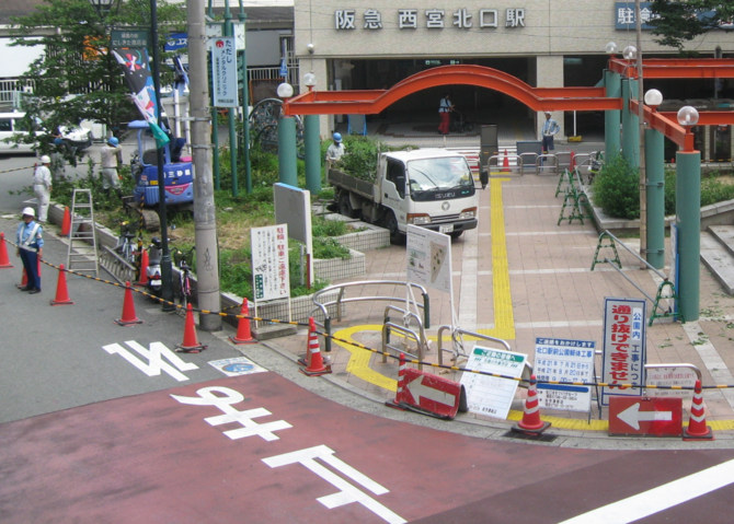 ハルヒ新ed 止マレ ジャケ絵と北口駅前公園 きーぼー堂