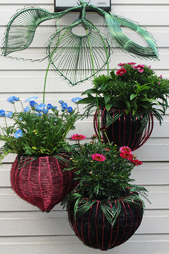カラーワイヤーで吊り下げバスケットをdiy ワイヤークラフト Gardening カラーワイヤーで吊り下げバスケットをdiy ワイヤークラフト Gardening