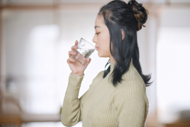 水を飲む女性
