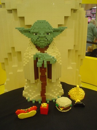 LEGOのお地蔵様とお供えのハンバーガー
