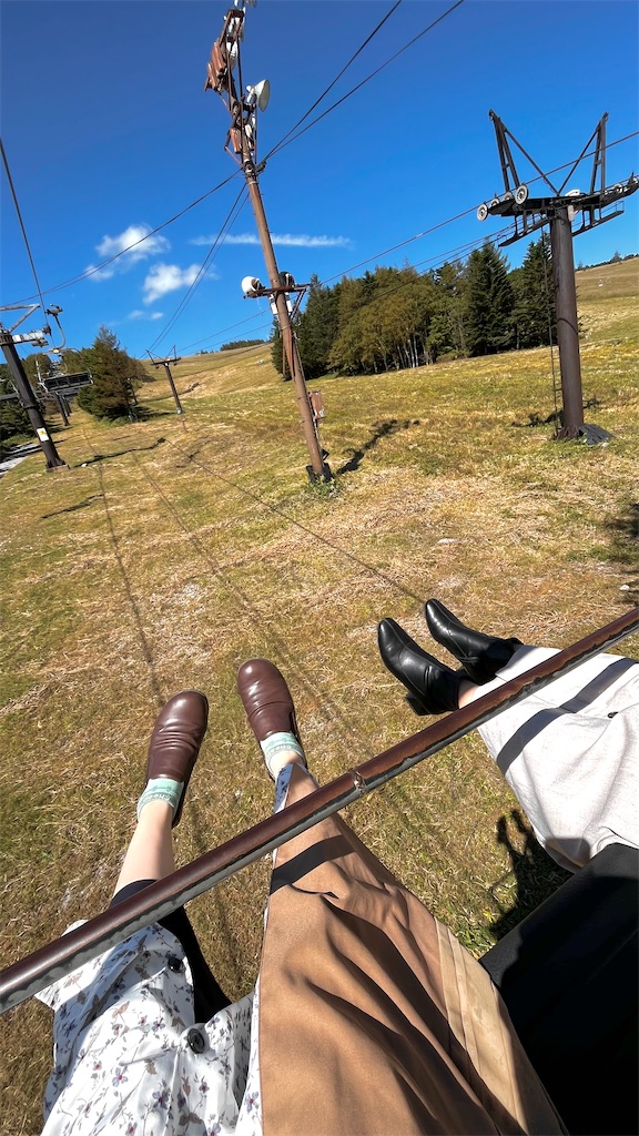 二人の女性が観光リフトに乗っている様子です。