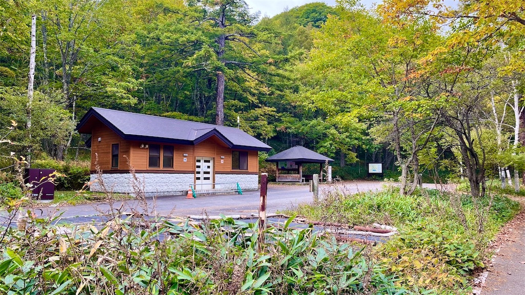 弓張峠方面へ行く道にトイレがありました。