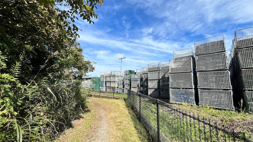 ひたすら工場の裏みたいな道が続いています。