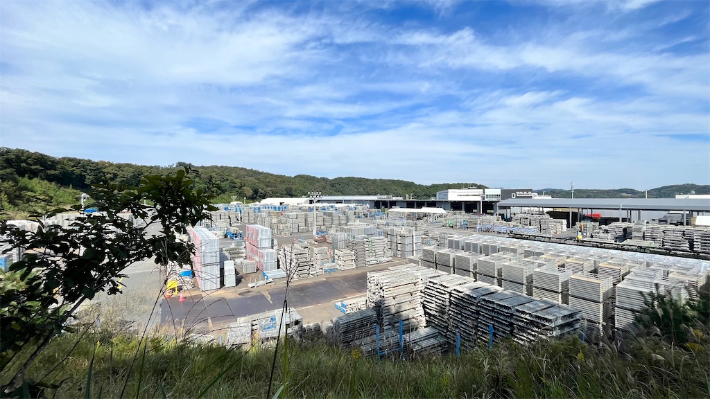 工場の敷地を見渡せる景観のハイキングコース。