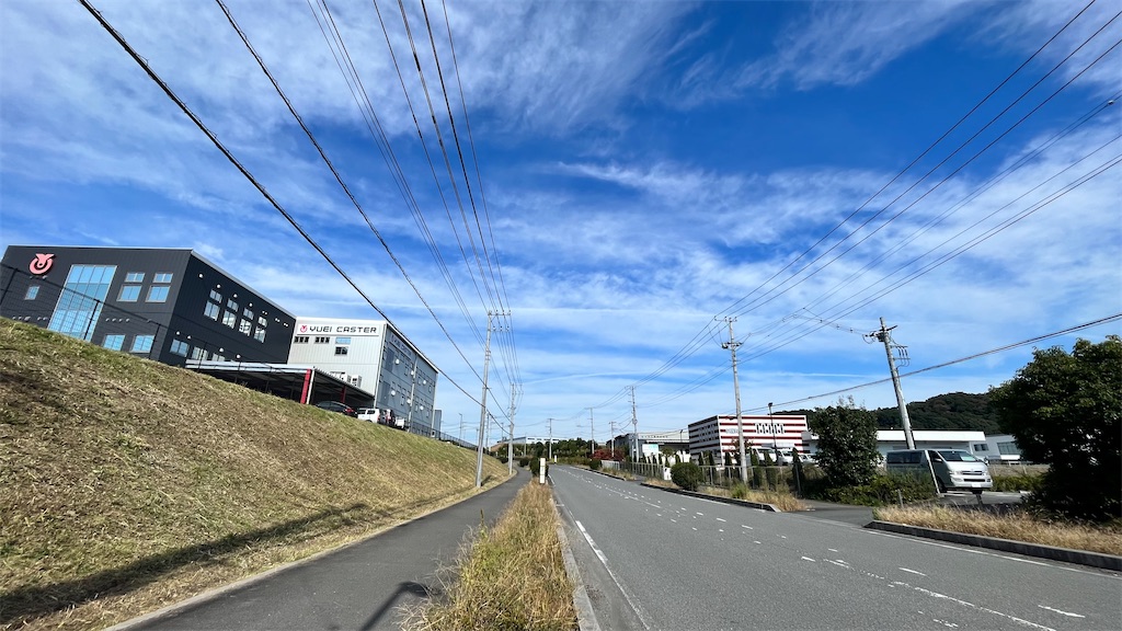 ユーエイキャスター前で下車した時の風景です。整備された公道と一面工業地帯です。