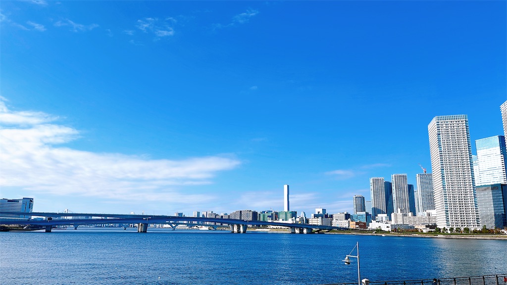 美しすぎる豊洲の空と海の様子。真っ青です！