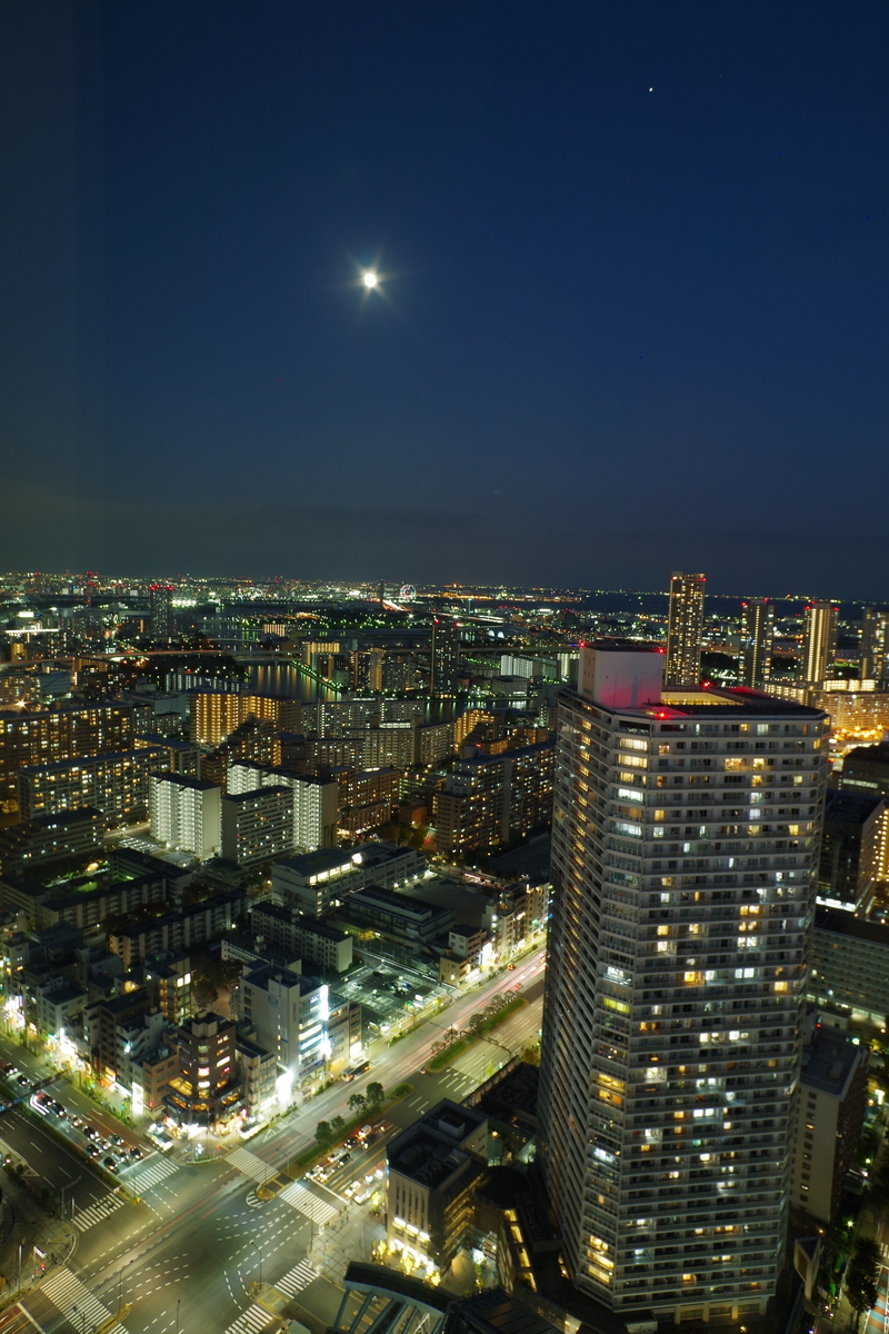 交差点の風景も含めた夜景。