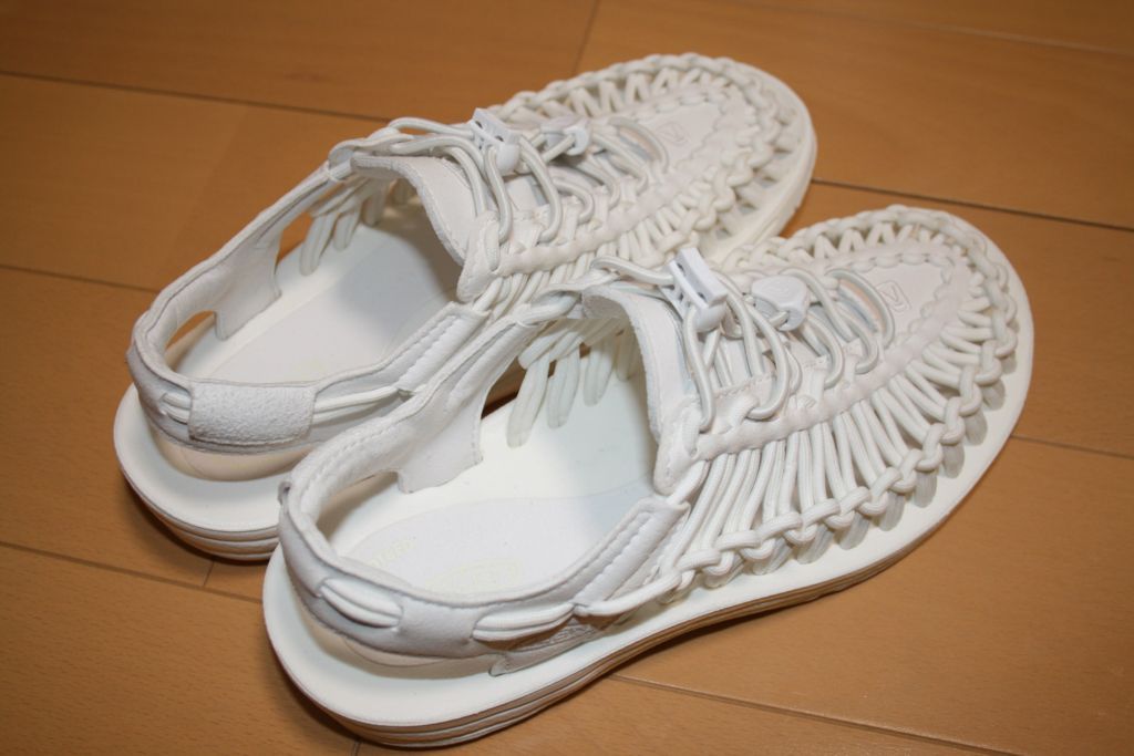 新品の白UNEEK