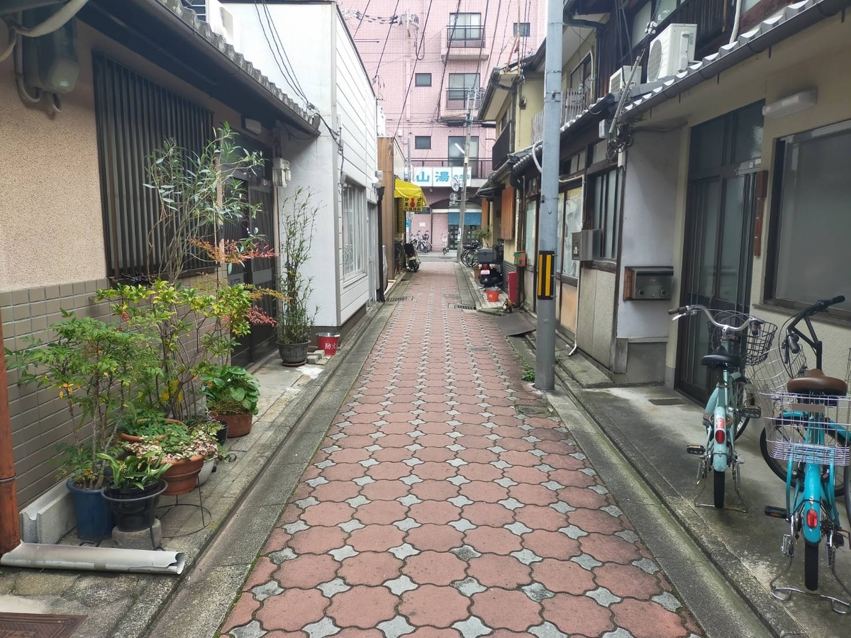 銭湯が奥にひっそりと見える路地