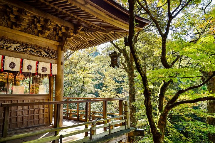 梅屋敷駅と霞ヶ丘駅の関係。宝山寺へのお礼でできた駅と、付属品？