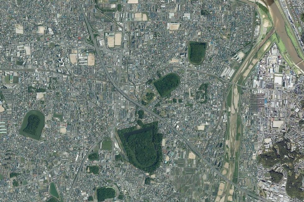 土師ノ里駅は古墳の里。世界遺産の古墳と、神社を横切る近鉄車両