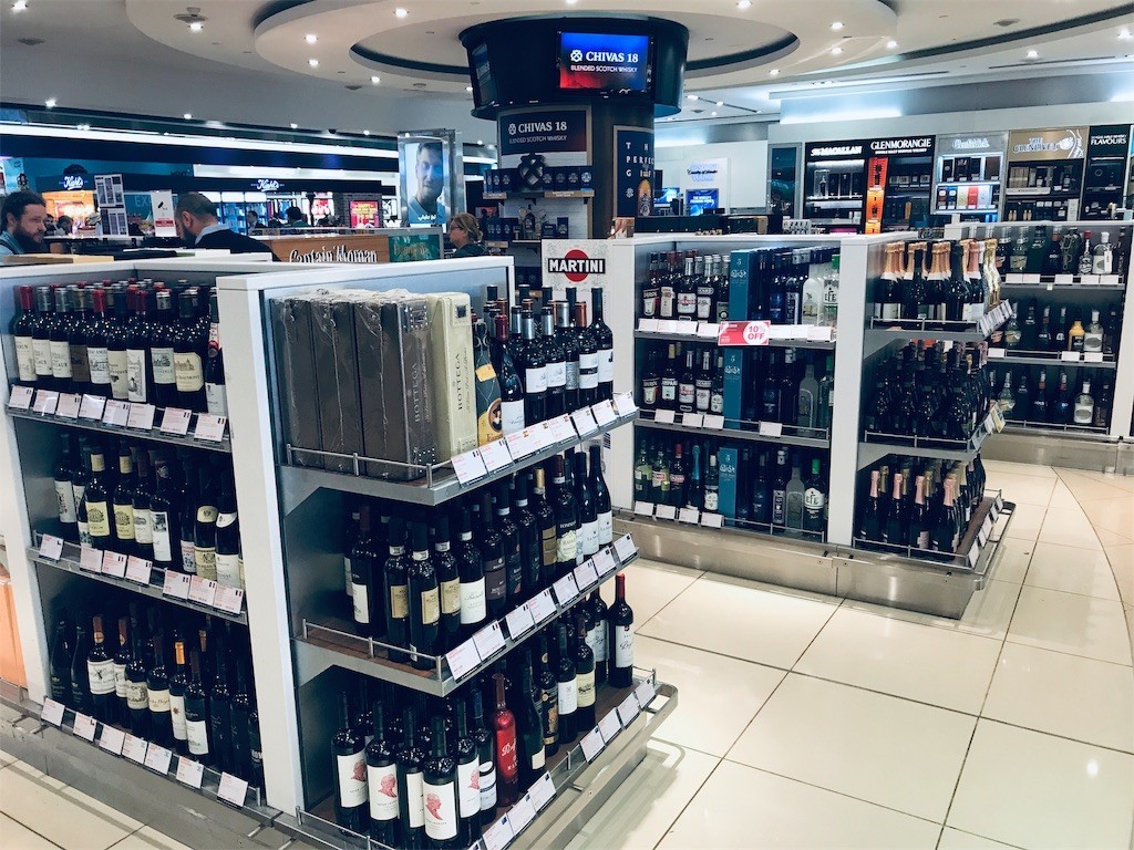 ドバイに到着したら 免税店で 酒 を買っておけ Knn