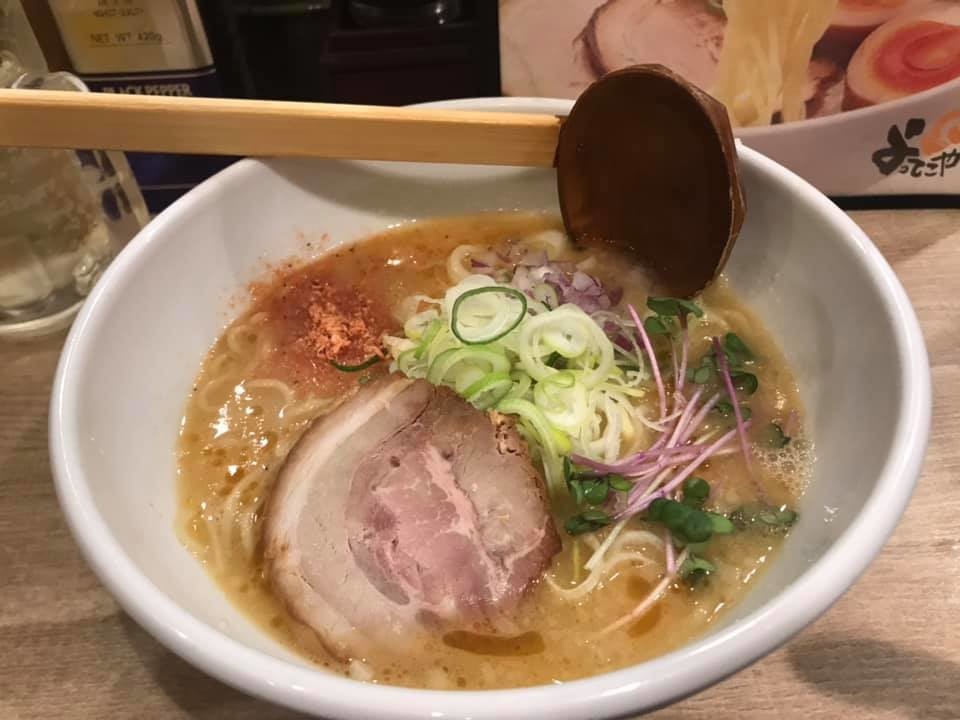 よってこや 新宿南口店 新宿でコスパの高い 京風とんこつ あっさりラーメン 600円 KNN